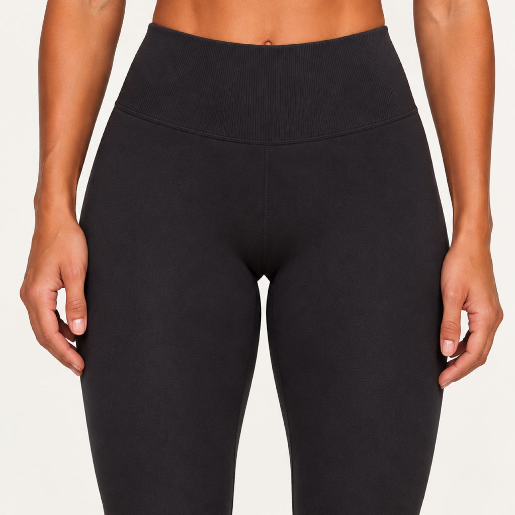 High-Waisted Leggings with Curved Back Seams - detail