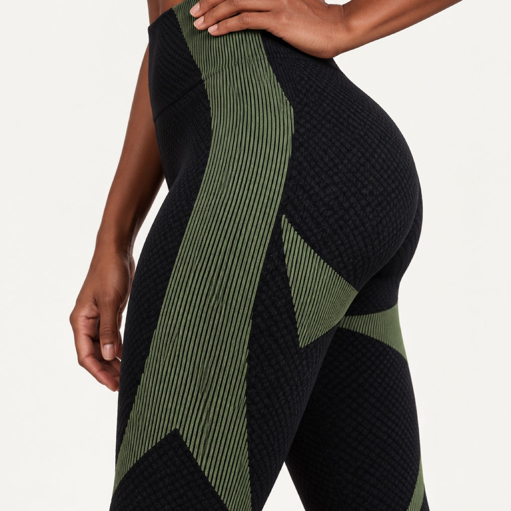 High-Waisted Leggings with Textured Panels - detail