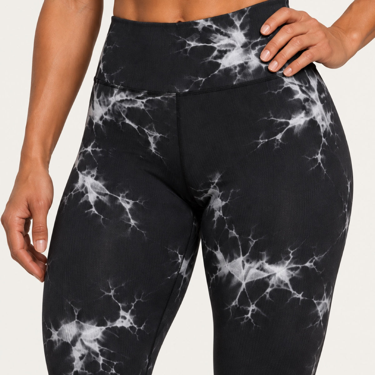High-Waisted Leggings with Marbled Print - detail