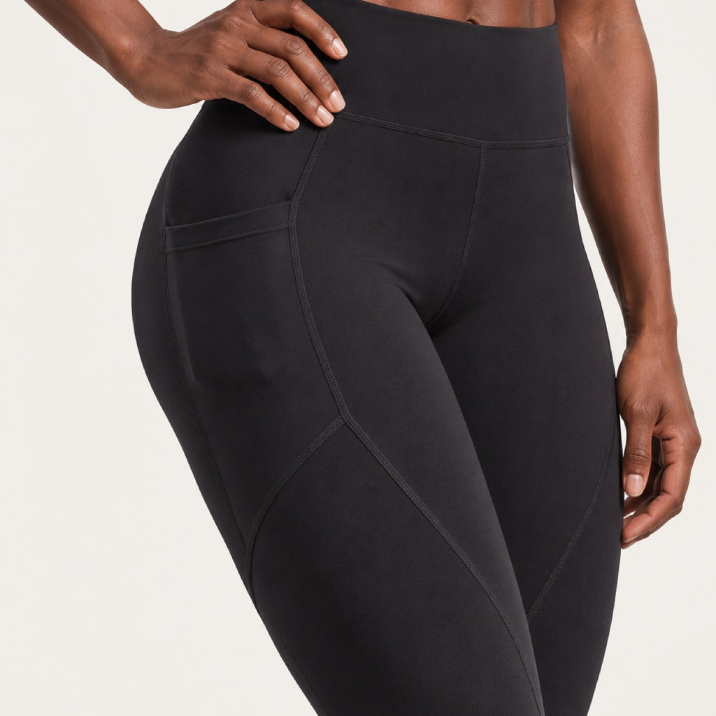 High-Waisted Pocket Leggings with Curved Seams - detail