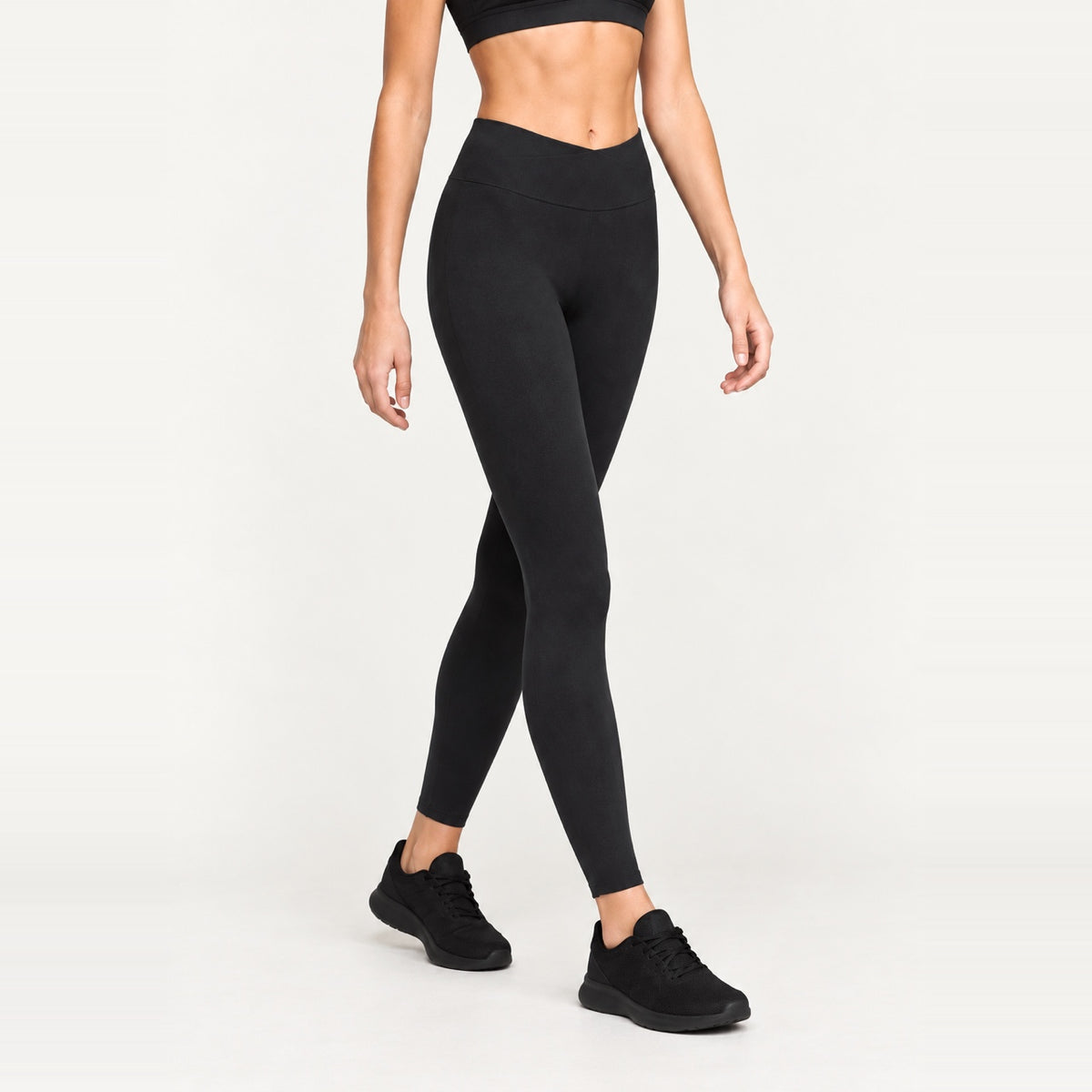 High-Waisted Leggings with V-Shaped Waistband - Black