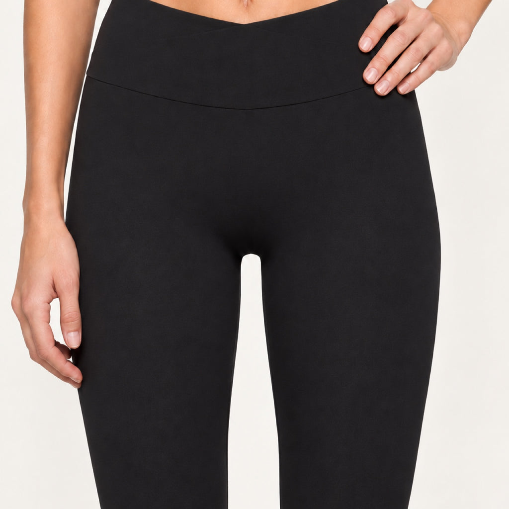 High-Waisted Leggings with V-Shaped Waistband - detail