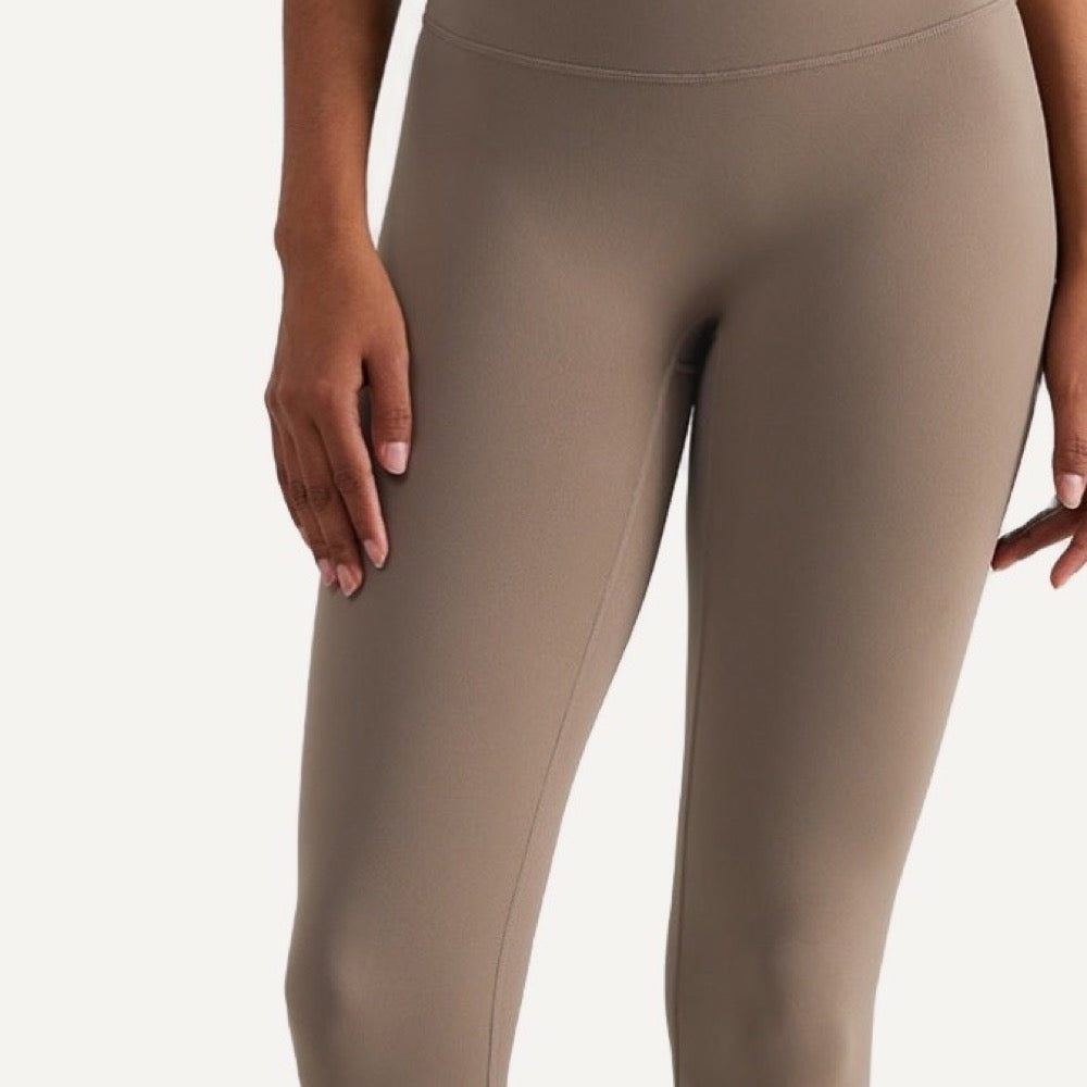 High-Waisted Leggings with Wide Smooth Waistband - detail